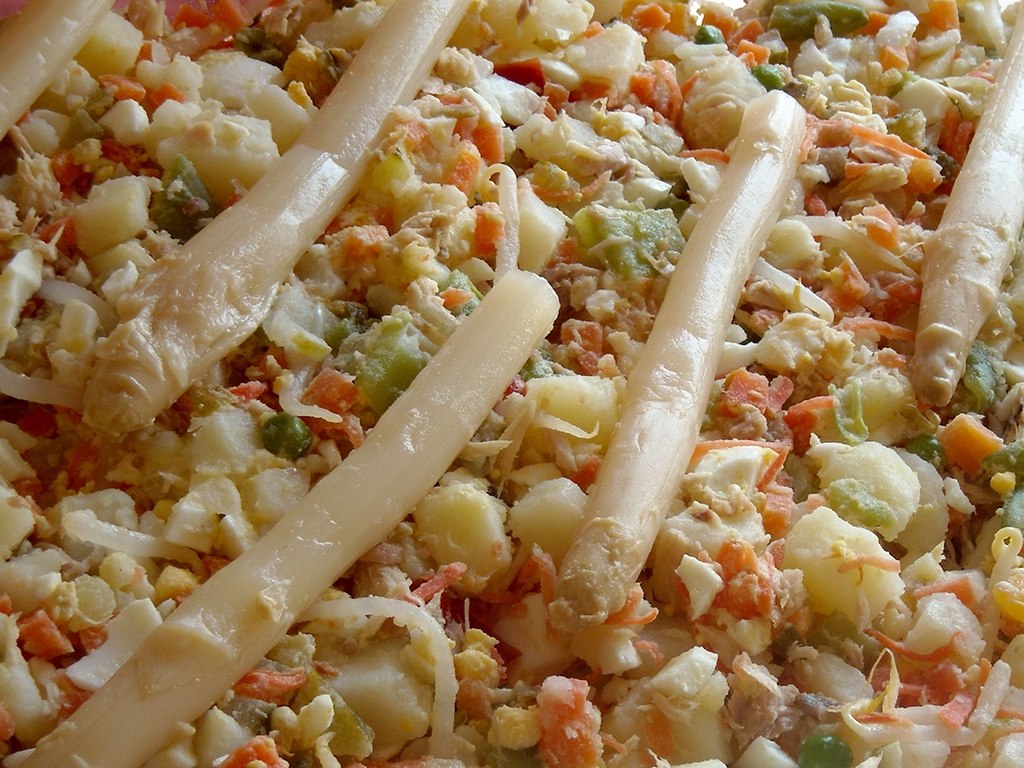ensaladilla con mayonesa, patatas, espárragos, zanahorias, guisantes